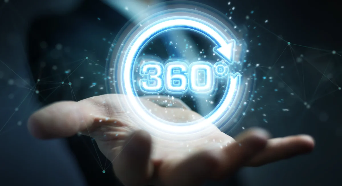 Dłoń z holograficzną ikoną 360 stopni symbolizującą prezentację produktu