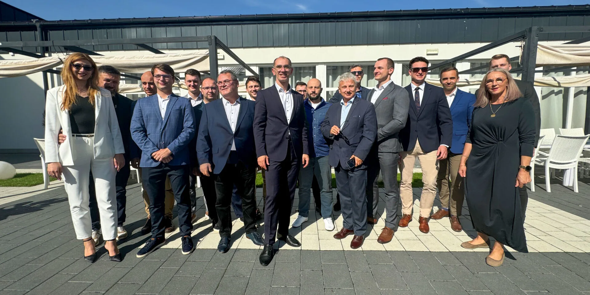 Zespół firmy Spotmed podczas spotkania na zewnątrz budynku biurowego